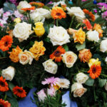 Welche Rolle spielen Blumen in unterschiedlichen Trauerkulturen?
