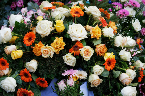 Welche Rolle spielen Blumen in unterschiedlichen Trauerkulturen?